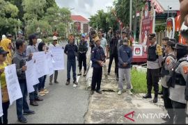 Aksi damai di kantor KPU Kapuas kecam politik uang