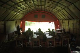 Siswa belajar di tenda darurat