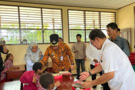 Pemkot Sorong salurkan 300 makanan bergizi gratis di SDN 6