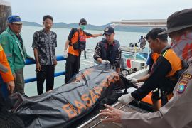 Tim SAR Karimun evakuasi 3 dari 4 korban speedboat yang tenggelam