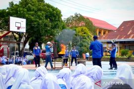 Satpol PP Damkar berikan Sosis Bakar bagi siswa SMA N 2 Padang Panjang