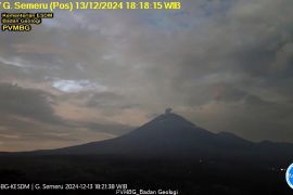 Semeru erupsi kembali dengan tinggi letusan 800 meter