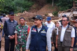 Mensos  serahkan dana bantuan untuk korban banjir dan longsor Sukabumi