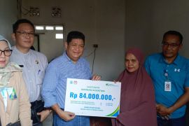 BPJS Ketenagakerjaan serahkan santunan kepada ahli waris anggota KPPS tahun 2024