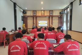 Lapas Kendari memfasilitasi warga binaan ujian paket C dan B