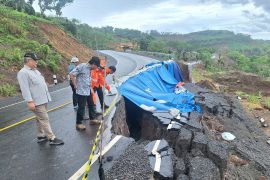 BPBD Jatim respons cepat jalan ambles di JLS Malang