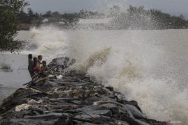 BMKG keluarkan peringatan gelombang tinggi, termasuk perairan Banten