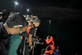 KM Alis Mulia  tenggelam di perairan Halmahera, satu penumpang masih dirai