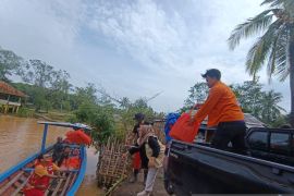 Petugas gabungan gunakan perahu salurkan bantuan ke lokasi terisolasi di Sukabumi