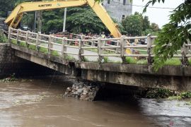 Jembatan patah akibat tersumbat enceng gondok