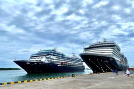 Pelabuhan Benoa disandari dua kapal pesiar sekaligus
