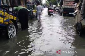 KAI Commuter batalkan 15 perjalanan kereta imbas banjir rob di Jakut