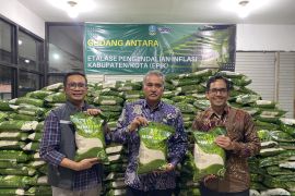 Dijual di bawah HET, Pemprov Jatim kendalikan inflasi lewat beras Jatim Cettar