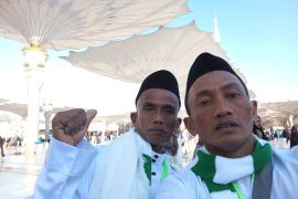 Gajah Duduk berangkatkan umroh guru ngaji dan marbot masjid