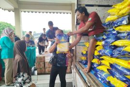 Jelang Natal dan tahun baru, Pemkab Ponorogo gelar pasar murah sembako
