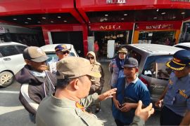 Dishub Pontianak tertibkan juru parkir yang menunggak distribusi