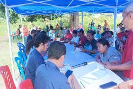 Warga Biak cairkan bansos sembako PKH di kantor Pos