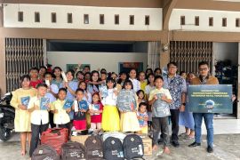 BNI Berbagi Wondrful Christmas 2024 salurkan bantuan paket pendidikan