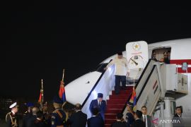 Presiden Prabowo tiba di Kairo penuhi undangan kenegaraan dan KTT D-8