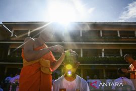 Ritual potong rambut Pabajja Samanera di Tangerang