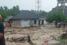 Banjir bandang di Tapsel: 30 rumah rusak, 700 warga mengungsi, 10 luka ringan