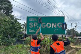 BPTD Babel bersihkan rambu lalu lintas guna tingkatkan keselamatan pengguna jalan