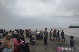 Satu perahu nelayan Mukomuko karam diterjang ombak besar