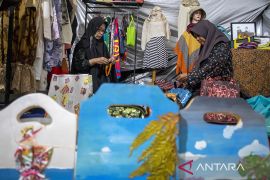 Produksi kerajinan daur ulang sampah di Cimahi