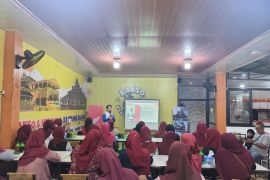 Keselamatan berkendara bersama ibu-ibu Senam Saigon