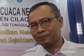  Waspada gelombang tinggi saat wisata di pantai pada akhir tahun