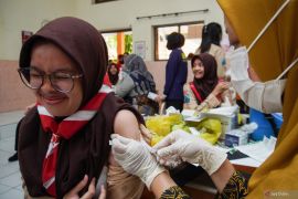 Vaksinasi HPV bisa diberikan kepada anak laki-laki dan perempuan