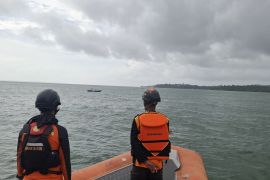 SAR mencari seorang pemancing yang hilang di perairan Lingga Kepri