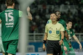 Persebaya  kritik kepemimpinan wasit dan VAR