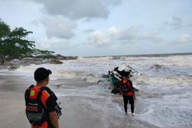 Tim SAR gabungan cari nelayan hilang dihantam ombak di Belinyu