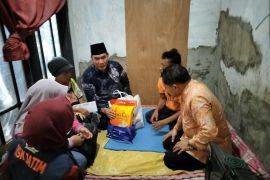 Anggota Komisi VII DPR RI bantu warga kurang mampu di Sidoarjo