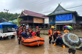 Tim Rescue Basarnas Makassar masih terus lakukan evakuasi korban banjir