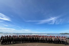 Personel Reserse Polri se-Kota Padang lakukan pembaretan di Pantai Air Manis (Video)