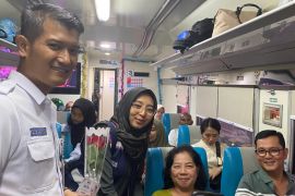 Peringati Hari Ibu, KAI Sumut bagikan bunga dan bingkisan