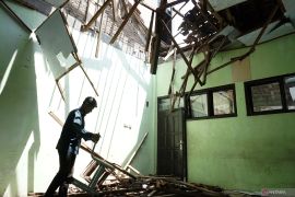 Atap kelas roboh akibat hujan deras di Trenggalek