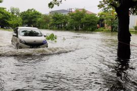 Air kanal Borong meluap hingga menggenangi ruas jalan Page 2 Small