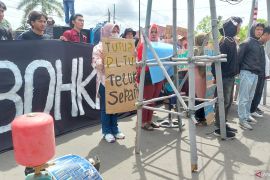 Sutet Teluk Sepang disebut picu kerugian, KHI desak pemindahan jalur