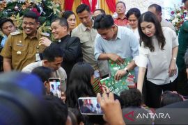 Gibran beri hadiah Natal anak-anak di Gereja HKBP Resort Medan