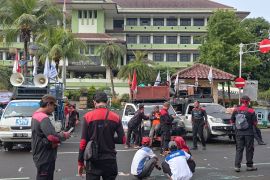 Tuntut kenaikan upah, buruh Tangerang ancam menginap di Pemda