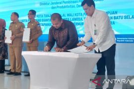 Bupati Tapsel teken MoU untuk tingkatkan kompetensi tenaga kerja