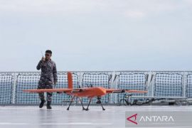 TNI AL uji fungsi pesawat nirawak "VTOL" di atas KRI Semarang-594