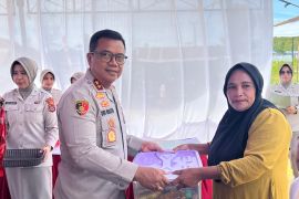 Kapolda Sultra beri bantuan sumur bor dan bibit lobster di Konawe