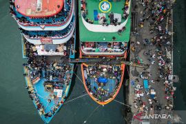 Kepadatan transportasi laut libur Natal di Pelabuhan Manado