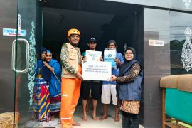 WIZ - YBM BRIlian kolaborasi salurkan bantuan korban banjir Makassar