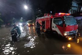 Pemkot Surabaya kerahkan 25 mobil damkar untuk sedot banjir