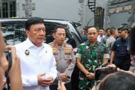 Menkopolkam sampaikan selamat Natal dari Prabowo di Gereja Katedral Jakarta